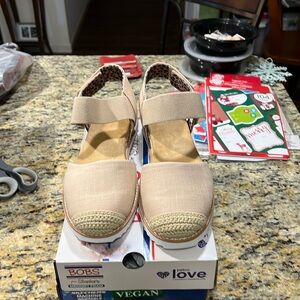 Never worn Skechers Sun Shining